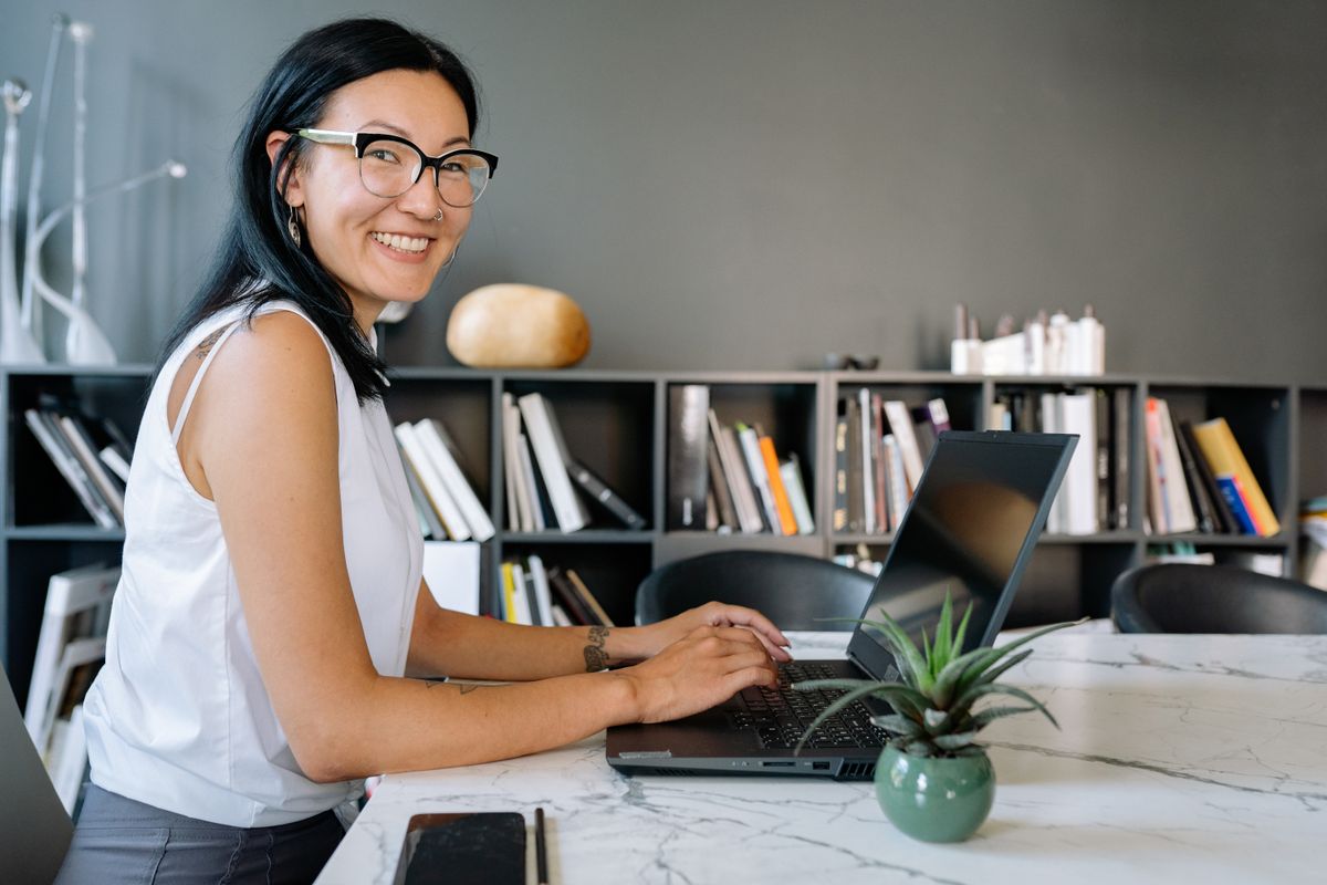 Profesional adulta formándose online con EdukPro360